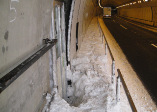 トンネル付近の持ち込み雪